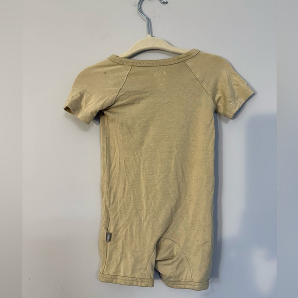 Kyte BABY Short Sleeve One-Piece Romper in Light Khaki 6-12M bamboo soft - Picture 2 of 3